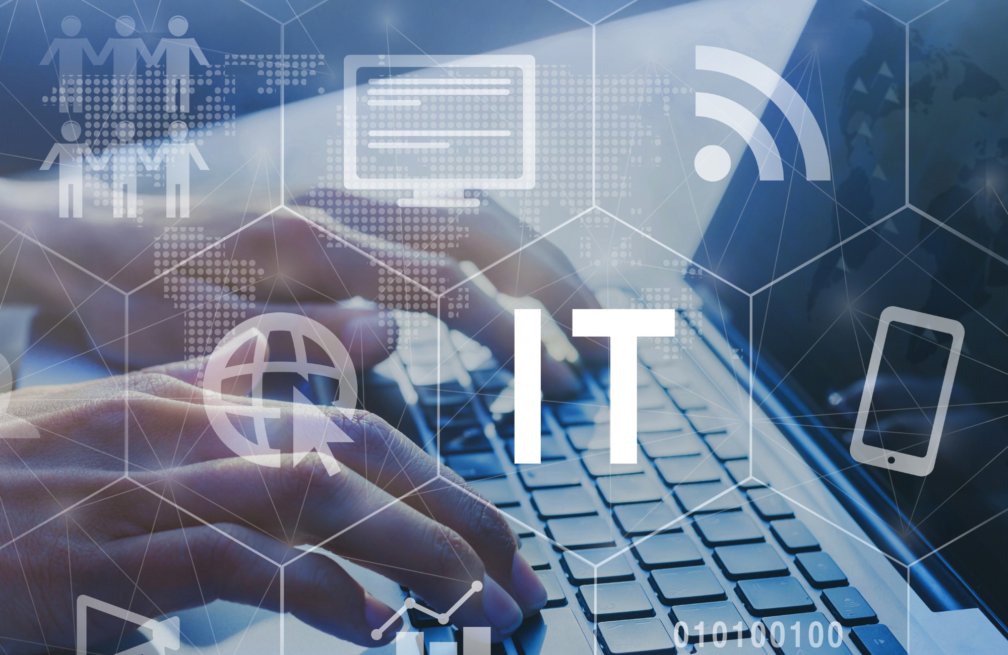 IT-Berater analysiert gemeinsam mit einem Team Infrastruktur und Cloud-Strategie