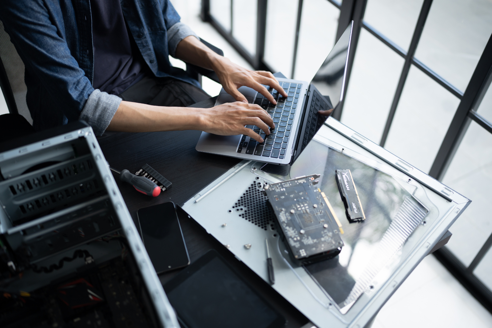 Workshop-Szene mit IT-Planung an Whiteboard und Laptop