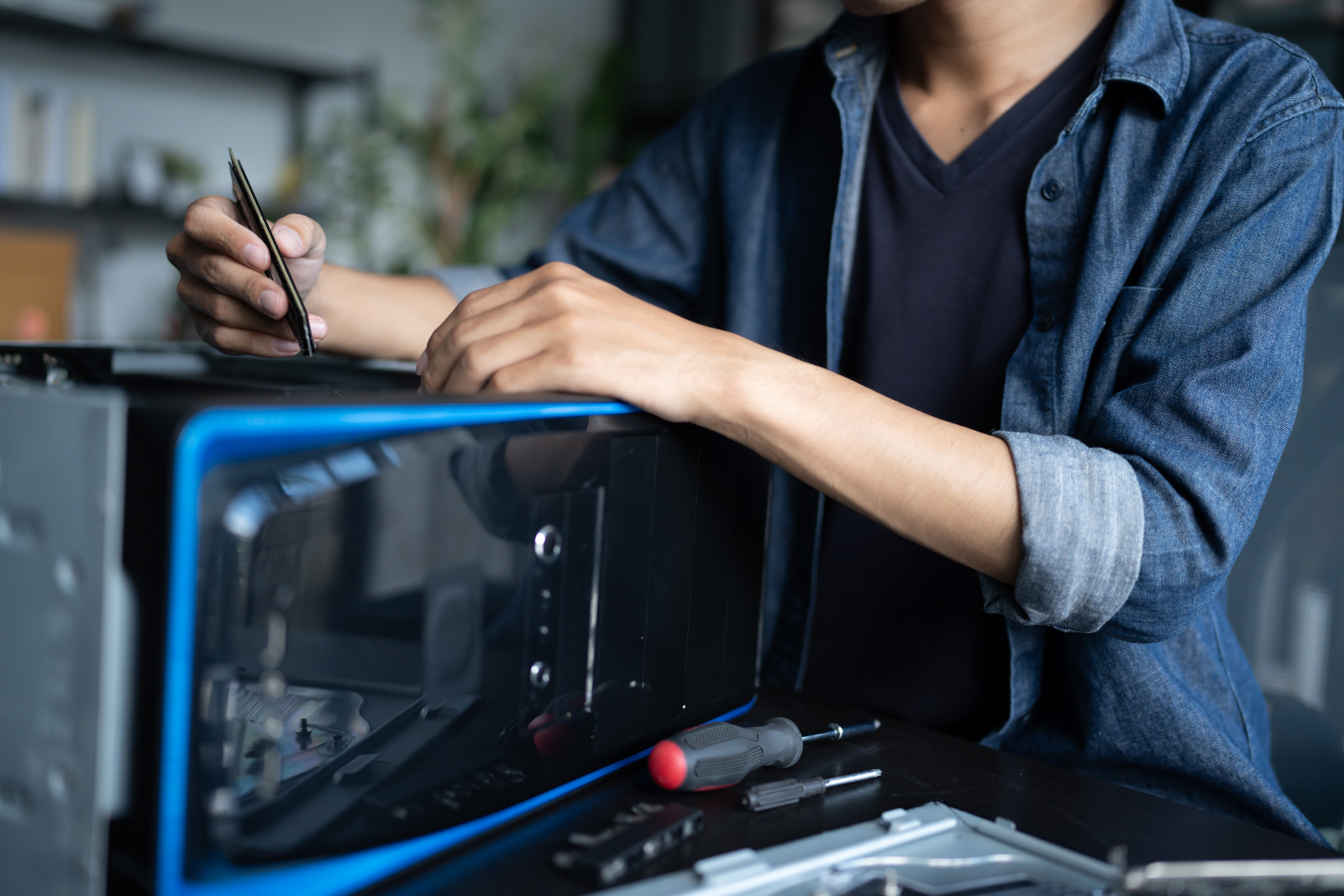IT-Experte beim System-Check mit Monitoring-Dashboard auf mehreren Bildschirmen